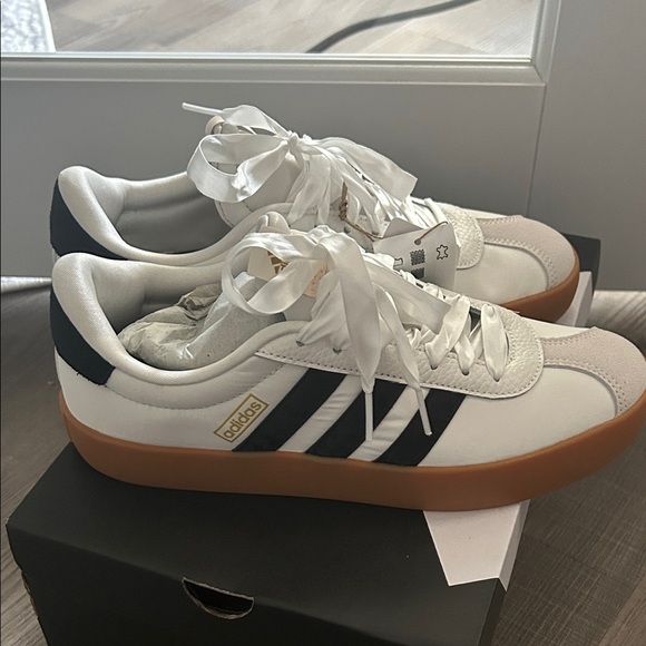 Adidas Women's LV court 3.0 White and Black Sneakers with Gum Sole - Picture 4 of 11